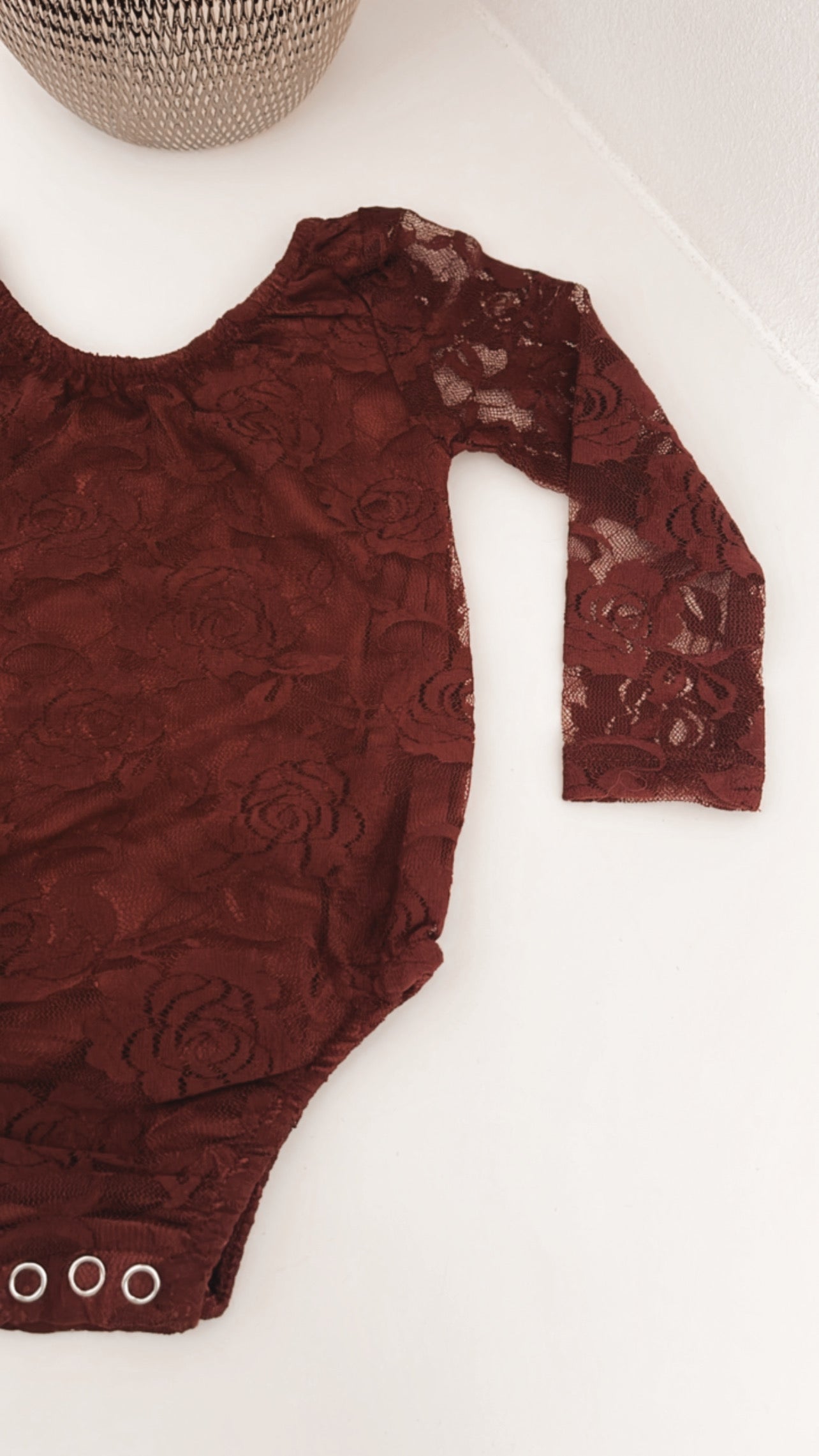 ROMPER MET KANTEN MOUW | DONKER ROOD