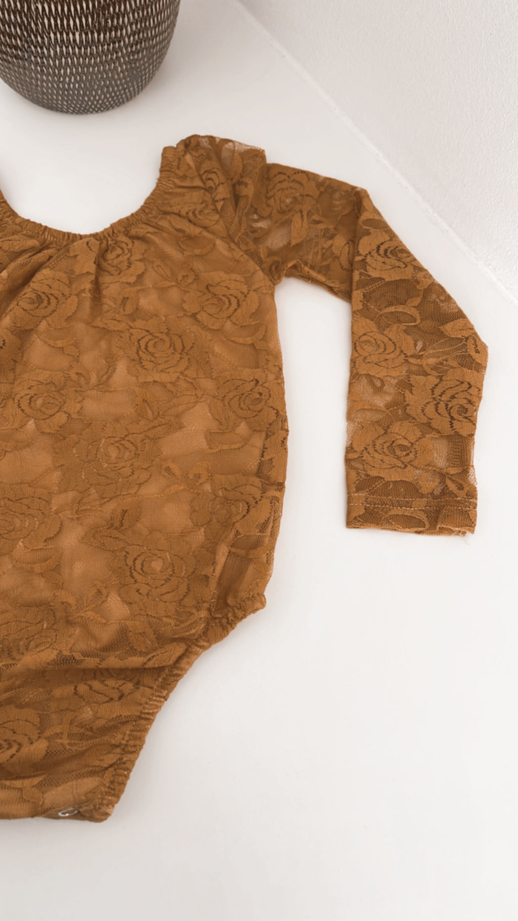 ROMPER MET KANTEN MOUW | OKER