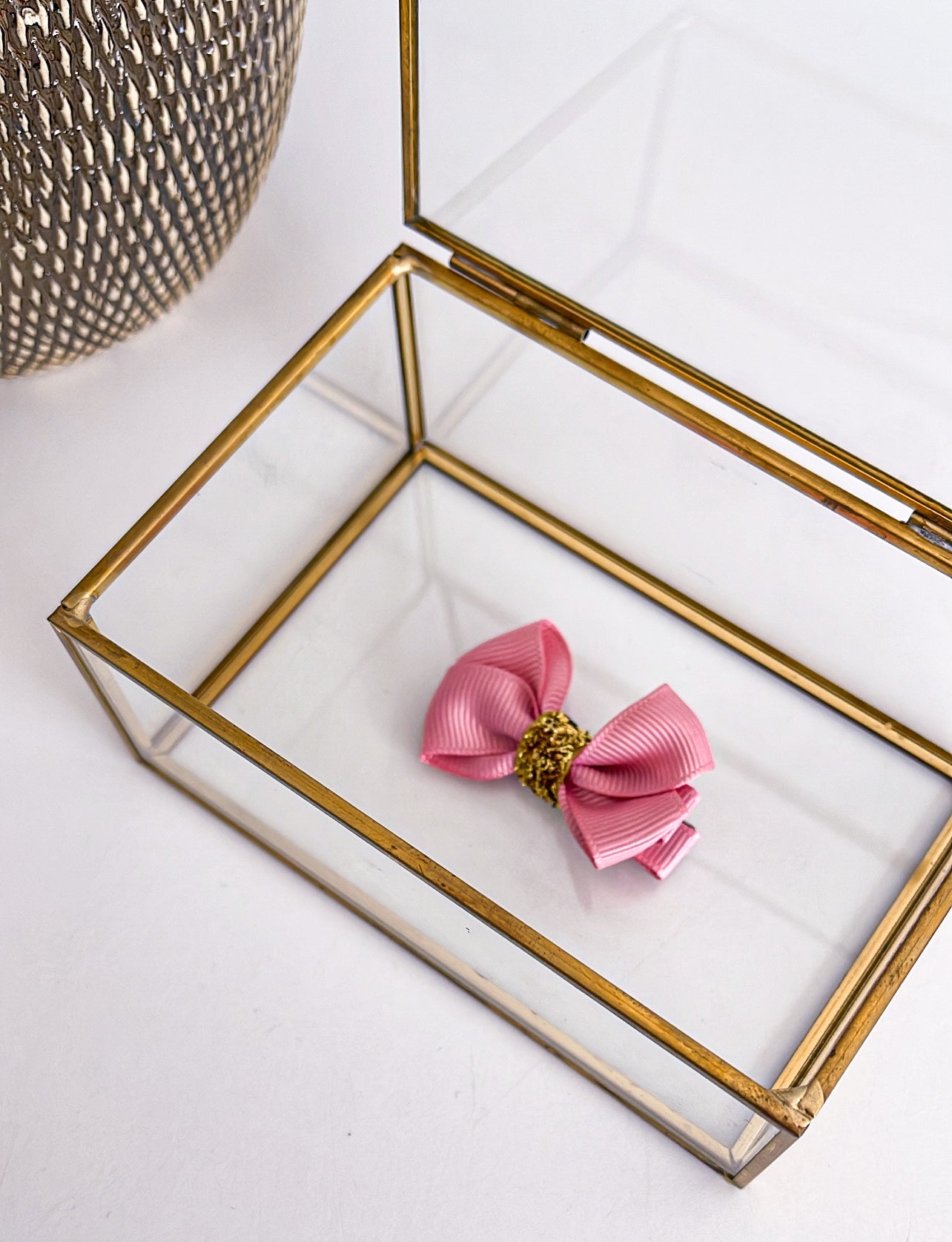 LA FILLETTE | HAARSTRIK OP CLIP DONKER ROZE MET GOUD
