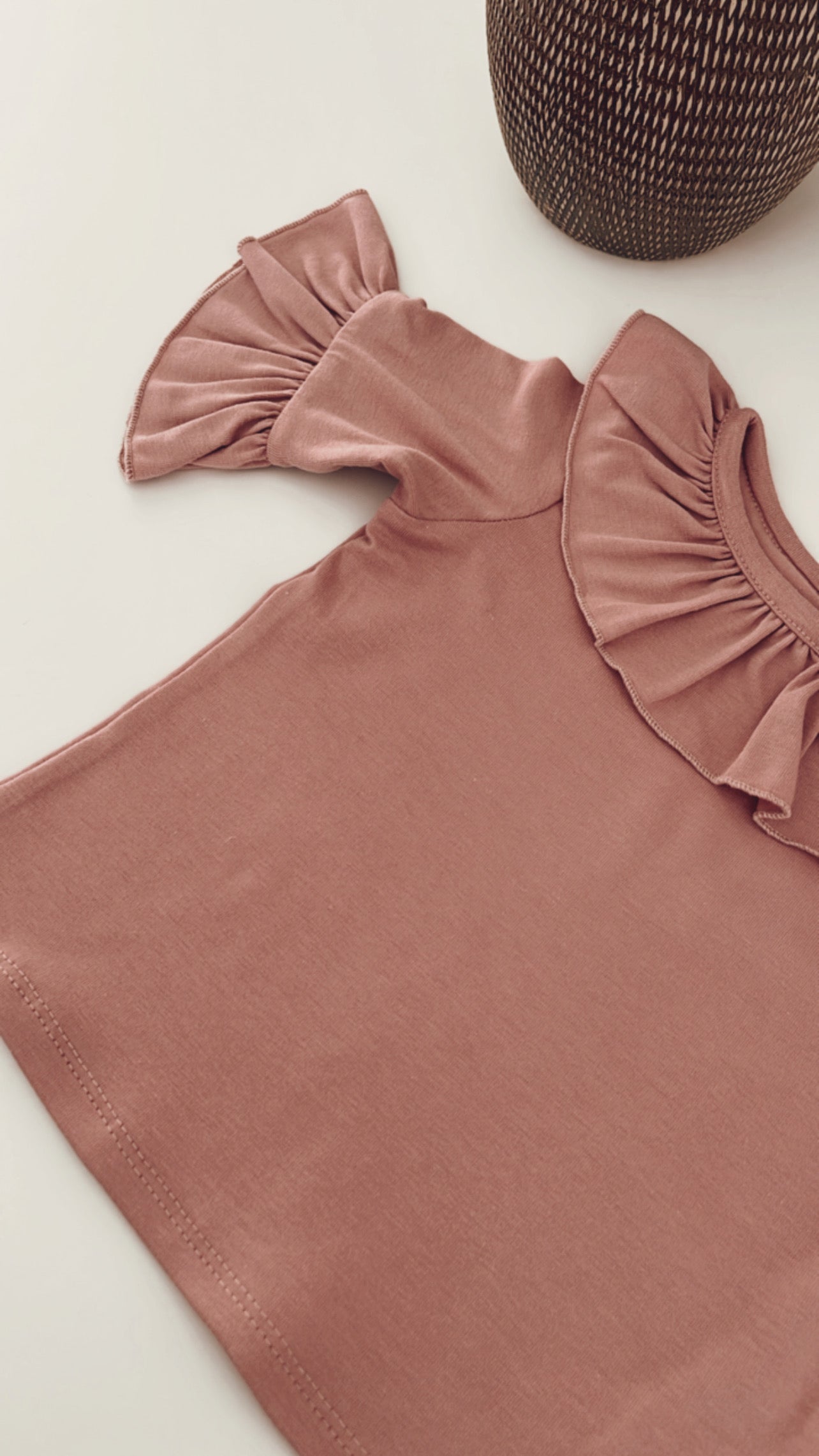 MINI ME | T-SHIRT MET RUFFEL DONKER ROZE